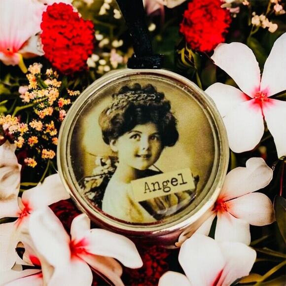 New Silver Angel Weakness for Teddy Grahams 1900s Victorian Girl BoHo Charm - Picture 1 of 2